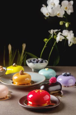 Trendy mousse kek ayna sır ile dekore edilmiştir. Koyu arka plan.