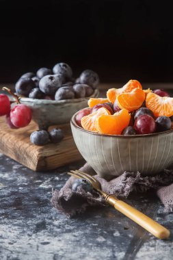 Mandarin, üzüm, yaban mersini meyve salatası ile plaka. Lezzetli 
