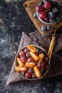 Mandarin, üzüm, yaban mersini meyve salatası ile plaka. Lezzetli 