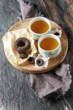 Porselen Çin bardak, çelik çay kaşığı. Siyah, yeşil, puerh, ool