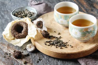 Porselen Çin bardak, çelik çay kaşığı. Siyah, yeşil, puerh, ool