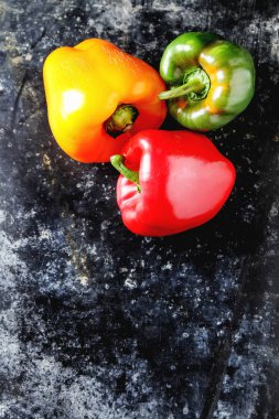 Taze tatlı sebze kırmızı, sarı, yeşil biber. Karanlık backgrou