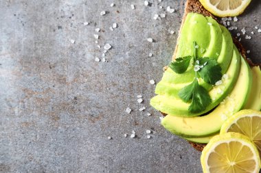 Avokado sandviç taze dilimlenmiş avocad ile yapılan koyu siyah ekmek üzerinde