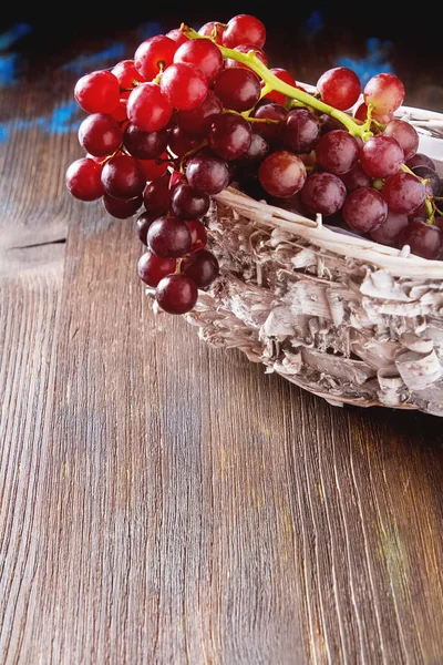 Свежая куча темного винограда. Осенние фрукты. Французский и итальянский куль — стоковое фото
