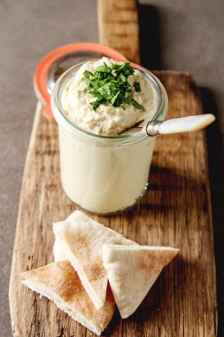 Klasik Humus ile otlar, zeytinyağı bir cam kavanoz ve silindir Mini değirmenler. 