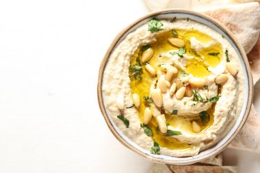 Otlar ile klasik Humus, zeytinyağı bir vintage seramik kase bir