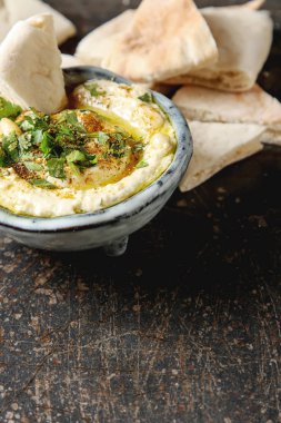 Otlar ile klasik Humus, zeytinyağı bir vintage seramik kase bir