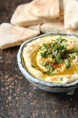 Otlar ile klasik Humus, zeytinyağı bir vintage seramik kase bir