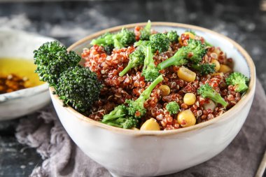 Brokoli ve Mısır ile Quinoa salata. Superfoods kavramı. 