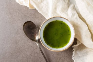 Yeşil İtalyan çorbası lahana lahana beyaz bir tabak içinde yapılmıştır. Karanlık