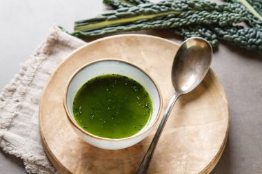 Yeşil İtalyan çorbası lahana lahana beyaz bir tabak içinde yapılmıştır. Karanlık