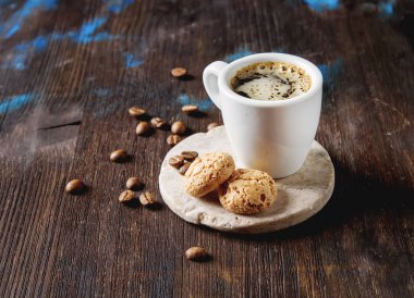 İtalyan ev yapımı espresso kahve beyaz bir kupa. Koyu arka plan