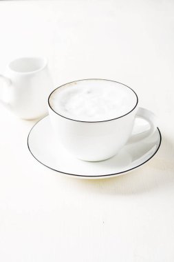 İtalyan ev yapımı espresso kahve beyaz bir kupa. Işık adam