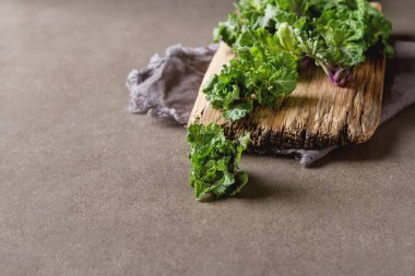 Bir ahşap tahta üzerinde taze lahana lahana. Koyu gri arka plan.