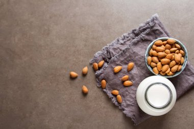 Süt alternatif süt. Bir cam şişe ve taze badem sütü 