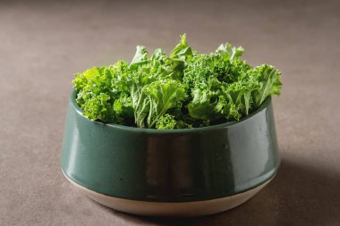 Taze yeşil İtalyan Salata Kale. Koyu arka plan.