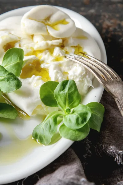 Burrata fresca italiana in un purè di ceramica con insalata verde — Foto Stock