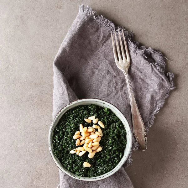 Čerstvé listy salátu Kale. Italská kuchyně. Tmavé pozadí. — Stock fotografie