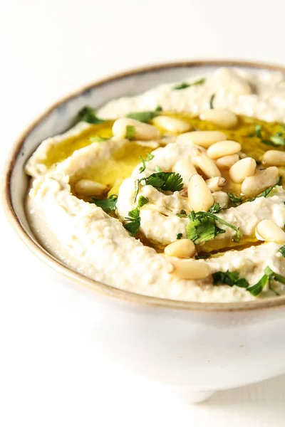 Hummus clásico con hierbas, aceite de oliva en un tazón de cerámica vintage . —  Fotos de Stock