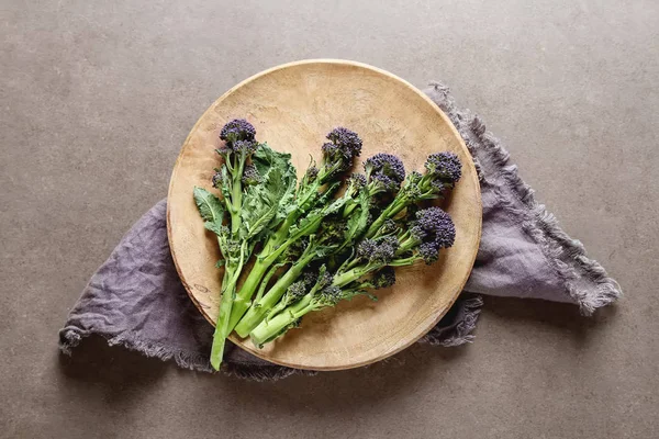 Brocoli violet frais sur une assiette en bois. Nourriture végétalienne. Foncé backgr — Photo