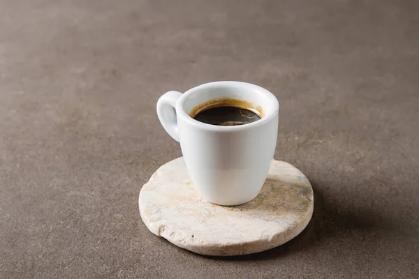 Caffè espresso fatto in casa in una tazza bianca. Sfondo scuro — Foto Stock