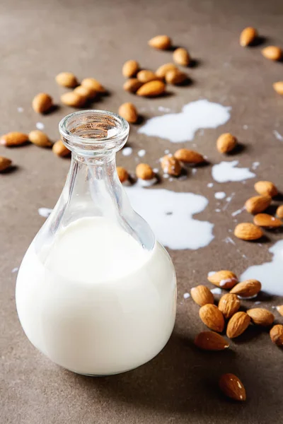 Alternativa mejerimjölk. Mandelmjölk i en glasflaska och färska — Stockfoto