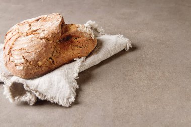 Taze ev yapımı Fransız siyah ekmek. Koyu arka plan.