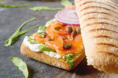 somon füme, soğan ve roka ile ev yapımı baget. Karanlık b