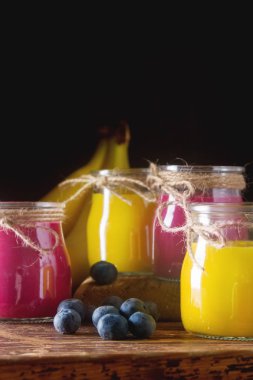 Taze ev yapımı smoothie muz ve çilek ile. Koyu arka plan