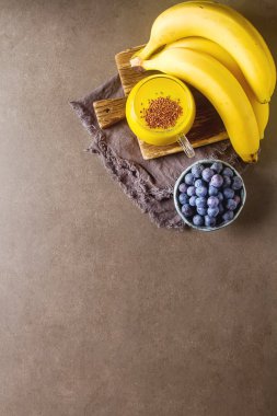 Muz, çilek ve quinoa ile taze ev yapımı güler yüzlü. Karanlık ba