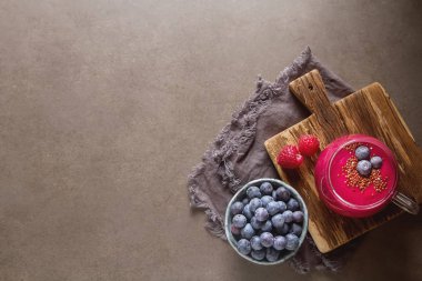 Quinoa ve çilek ile taze ev yapımı güler yüzlü. Karanlık adam