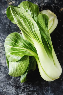 Çin lahanası, Bok Choy, rustik arka plan üzerinde havai çekim