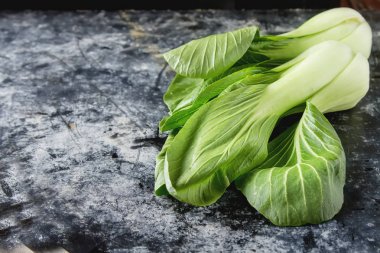 Çin lahanası, Bok Choy, rustik arka plan üzerinde havai çekim