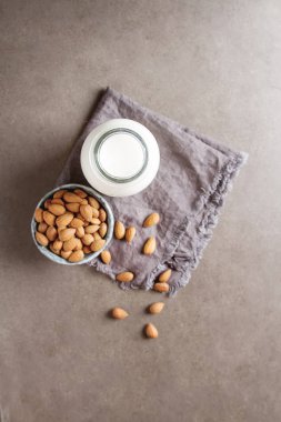 Süt alternatif süt. Bir cam şişe ve taze badem sütü 