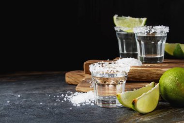 Tekila kireç ve deniz ile gümüş tuz. Koyu arka plan. Selectiv