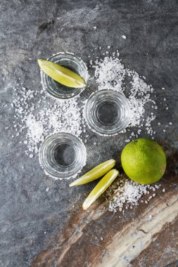 Tekila kireç ve deniz ile gümüş tuz. Koyu arka plan. Selectiv