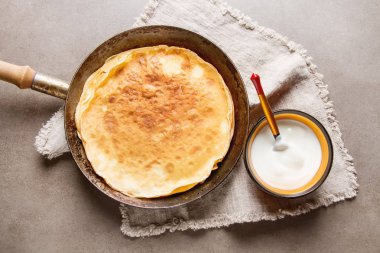 Bir tavada krep yığını. Geleneksel Rus p