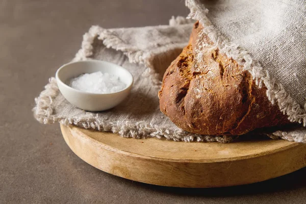 Taze ev yapımı Fransız siyah ekmek. Koyu arka plan. — Stok fotoğraf
