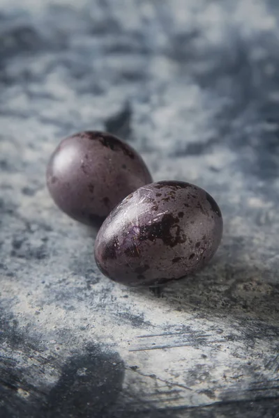 Multi-colored easter eggs. quail. Dark background. Spring holida — Stock Photo, Image
