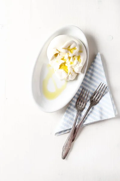 Итальянский свежий сыр буррата в керамической миске. Светло-белая спина — стоковое фото
