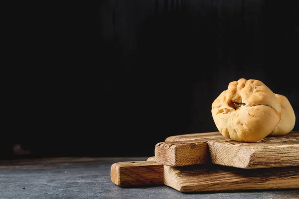 Pie tradycyjny rosyjski mięso, (belyashi). Ciemne tło. — Zdjęcie stockowe