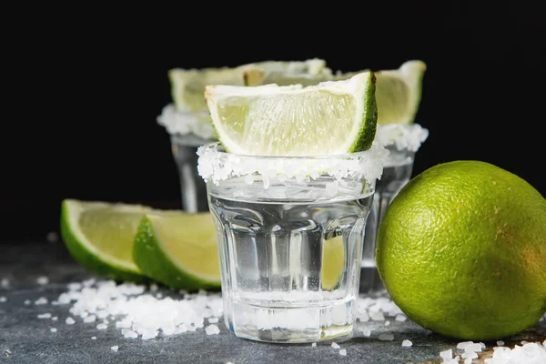 Tequila argento con calce e sale marino. Sfondo scuro. Scelta — Foto Stock