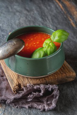 Geleneksel İtalyan domates çorbası gaspaço fesleğen ile. Karanlık backgr