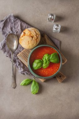 Geleneksel İtalyan domates çorbası gaspaço fesleğen ile. Karanlık backgr