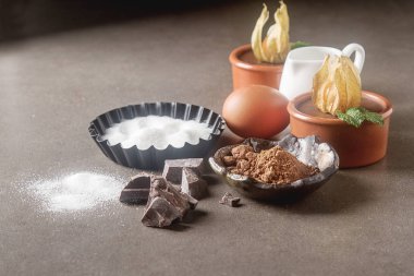 Çikolatalı Mus bir seramik kase çilek ile. Gri karanlık backg