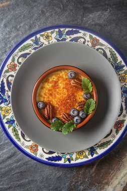 Treditsiozny Fransız tatlı. Ev yapımı Creme brulee karamel ile 