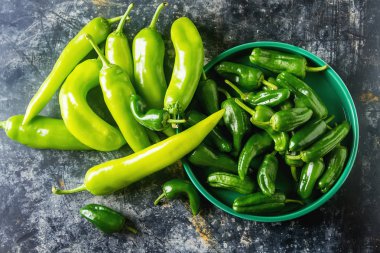 Yeşil, taze jalapeno biber. Baharatlı Meksika yemeği. Karanlık backgrou