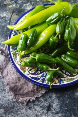 Yeşil, taze jalapeno biber. Baharatlı Meksika yemeği. Karanlık backgrou
