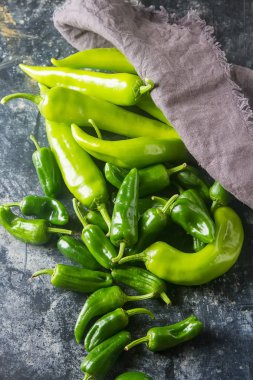 Yeşil, taze jalapeno biber. Baharatlı Meksika yemeği. Karanlık backgrou