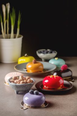 Trendy mousse kek ayna sır ile dekore edilmiştir. Koyu arka plan.